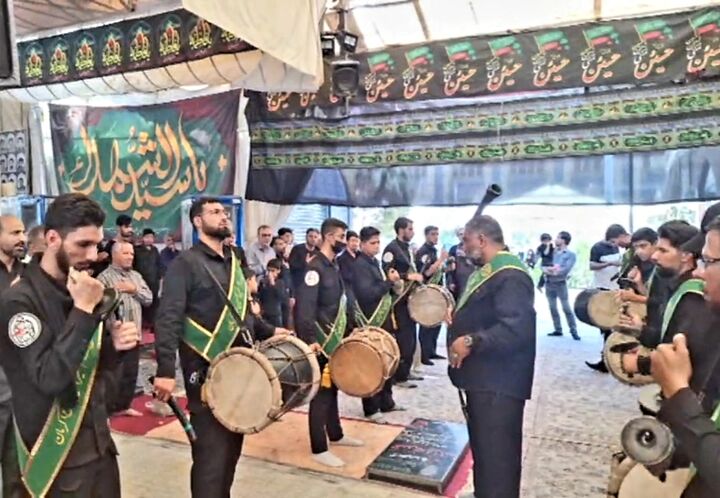 دمام‌زنی سالروز شهادت امام رضا علیه‌السلام در جمع زائران گلزار شهدای کرمان