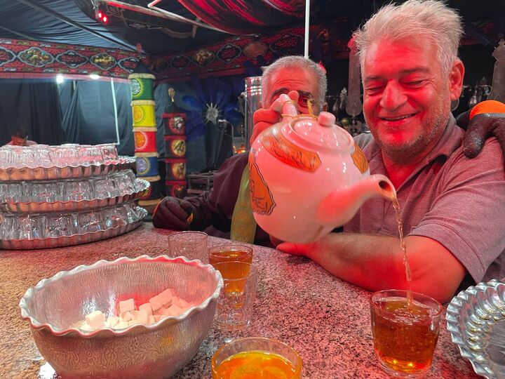 خدمت‌رسانی عاشقانه معلولان به زائرین پیاده رضوی