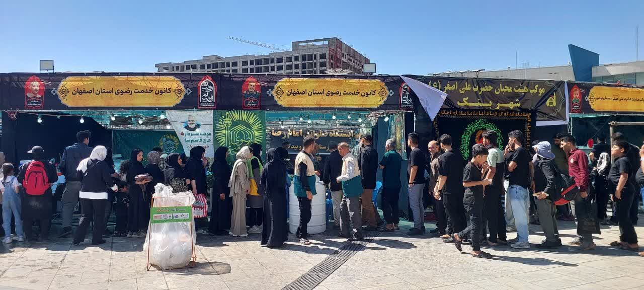 موکب خادمیاران آران و بیدگل پذیرای زائران رضوی در مشهد مقدس