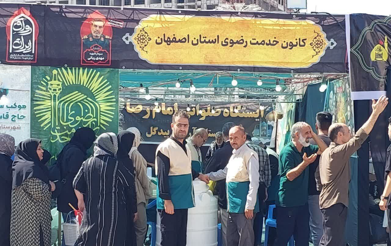 موکب خادمیاران آران و بیدگل پذیرای زائران رضوی در مشهد مقدس