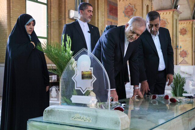 پزشکیان و اعضای هیات دولت به مقام شهدا ادای احترام کردند