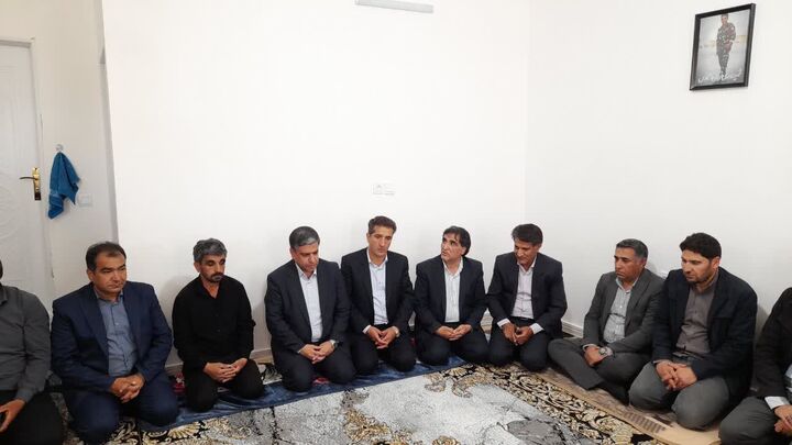 استاندار اردبیل با خانواده معظم شهید دفاع مقدس ۱۲ روزه شهرستان سرعین دیدار کرد