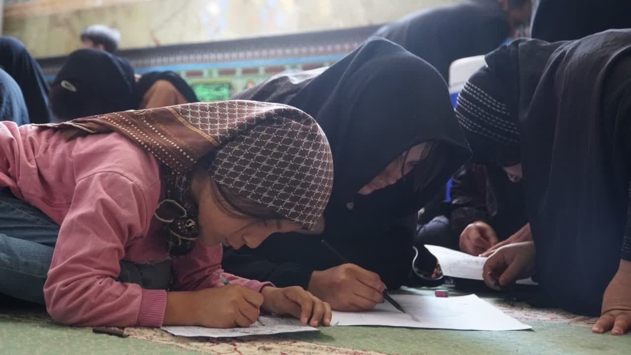 جلوههای ناب صلح و مقاومت در دستان کوچک کاشانیها/ «پیامرسانان کوچک» از کربلا تا غزه، نقش عشق زدند