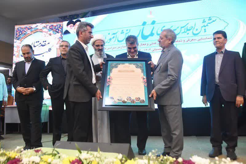 برگزیدگان نهایی ششمین اجلاسیه سراسری نماز دانش‌آموزی در استان سمنان تجلیل شدند