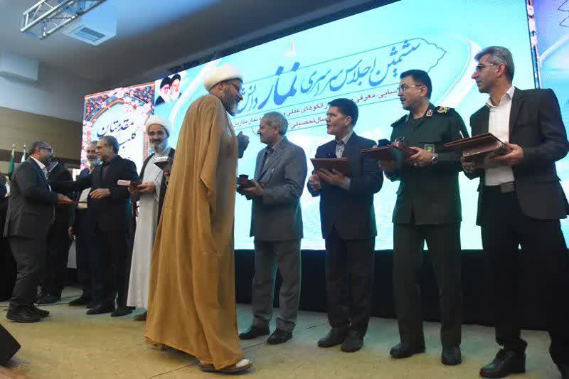 برگزیدگان نهایی ششمین اجلاسیه سراسری نماز دانش‌آموزی در استان سمنان تجلیل شدند