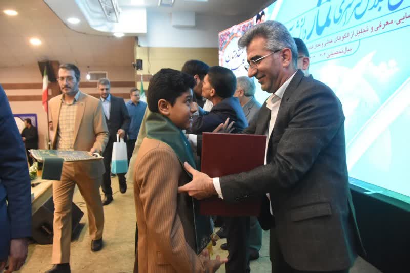 برگزیدگان نهایی ششمین اجلاسیه سراسری نماز دانشآموزی در استان سمنان تجلیل شدند