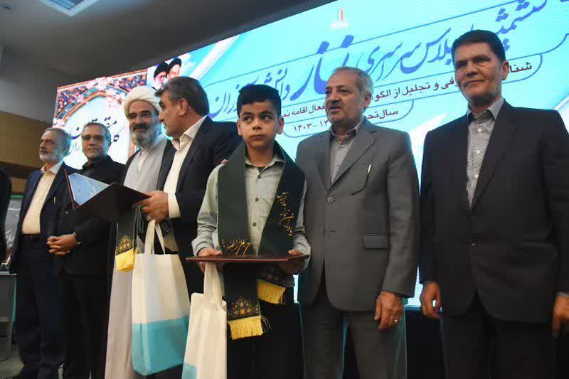 برگزیدگان نهایی ششمین اجلاسیه سراسری نماز دانش‌آموزی در استان سمنان تجلیل شدند
