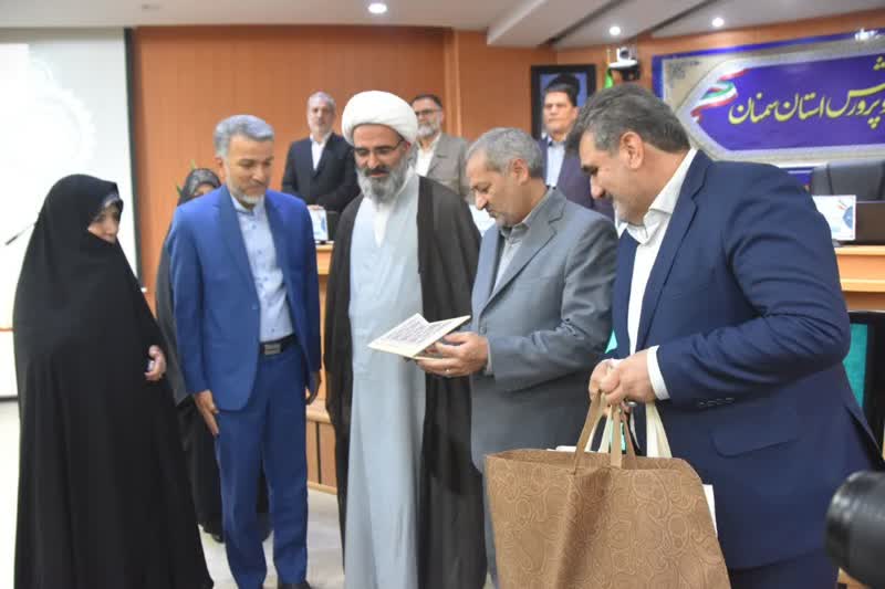 تجلیل مقام عالی وزارت آموزش وپرورش از خانوادههای شهدا در آستانه آغاز سال تحصیلی جدید