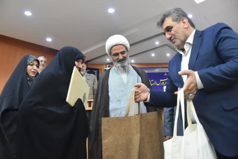 تجلیل مقام عالی وزارت آموزش وپرورش از خانوادههای شهدا در آستانه آغاز سال تحصیلی جدید