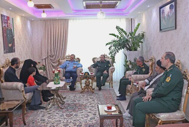 دیدار وزیر دفاع با خانواده شهید سپهبد علی شادمانی
