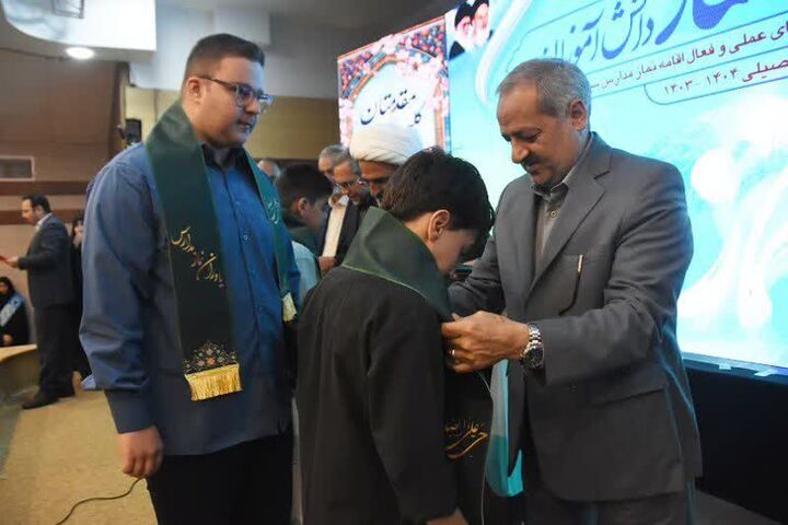 برگزیدگان نهایی ششمین اجلاسیه سراسری نماز دانش‌آموزی در استان سمنان تجلیل شدند