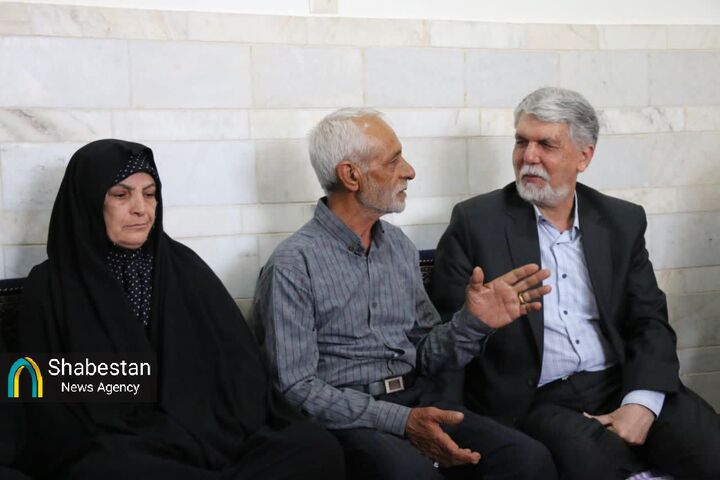 دیدار وزیر فرهنگ و ارشاد اسلامی با خانواده شهید اقتدار در بافت