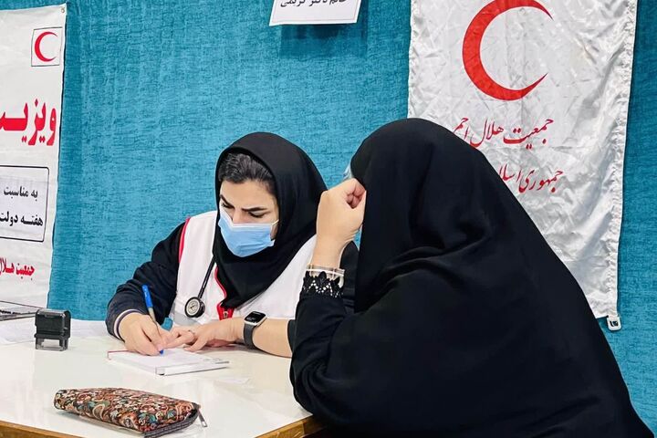 ارائه خدمات درمانی کاروان سلامت هلال‌احمر مینودشت به ۱۳۵ نفر