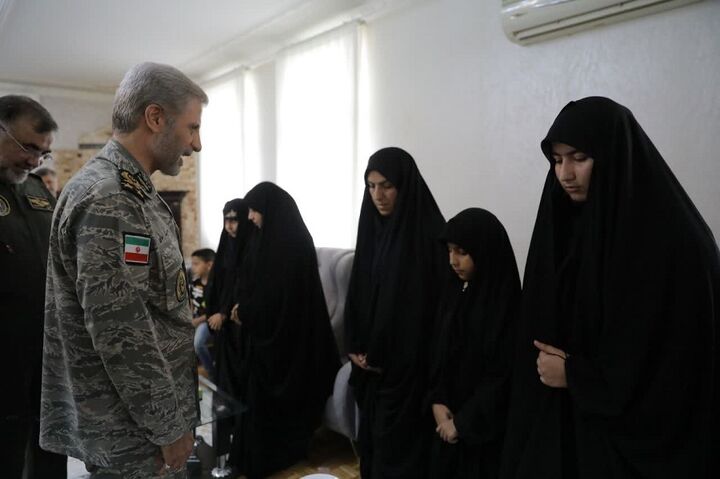 دیدار امیر سرلشکر حاتمی با خانواده معظم شهدای ارتش