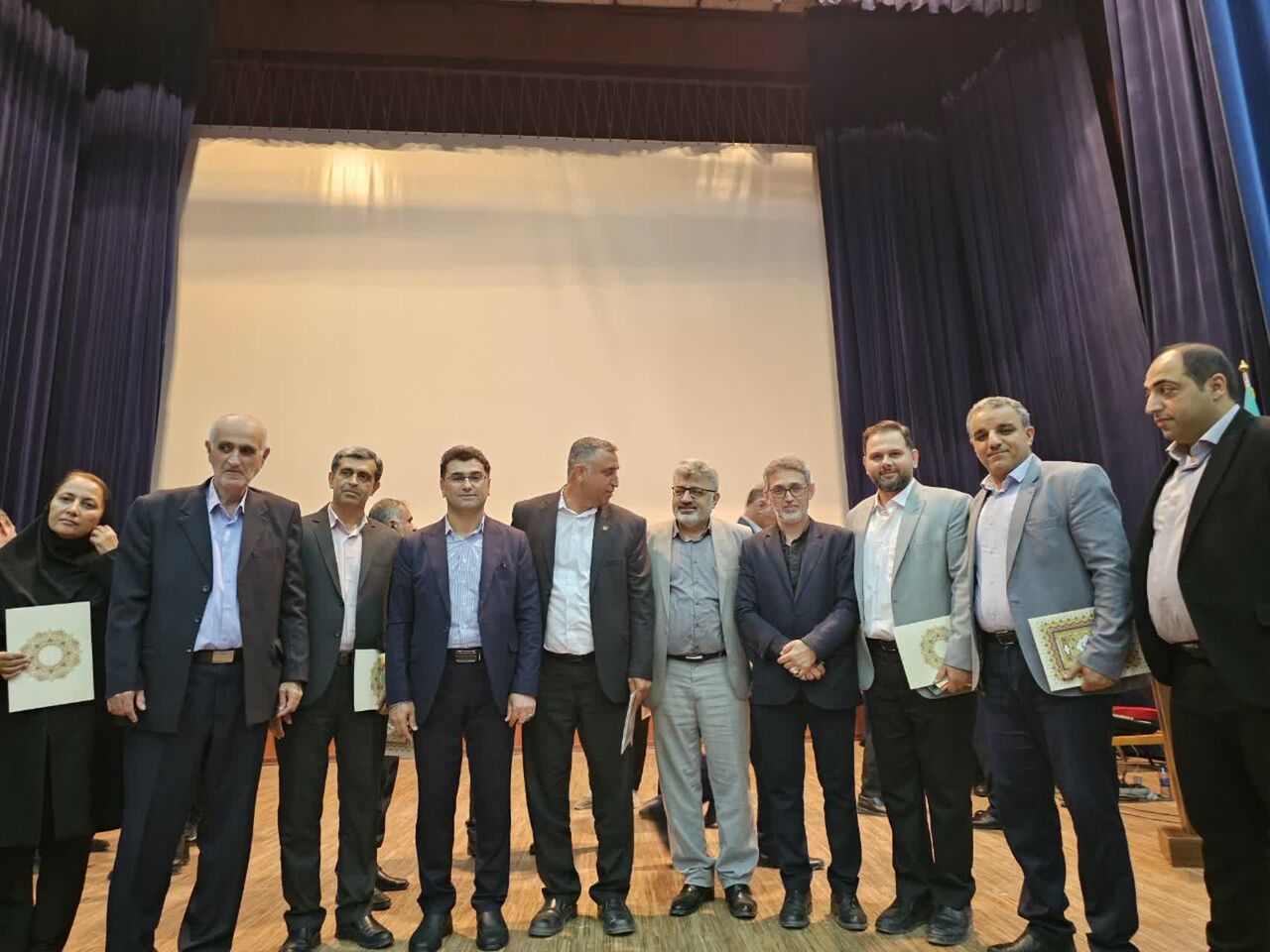 خون شهدا هدایتگر و بیمه کننده جامعه در برابر دشمنان است