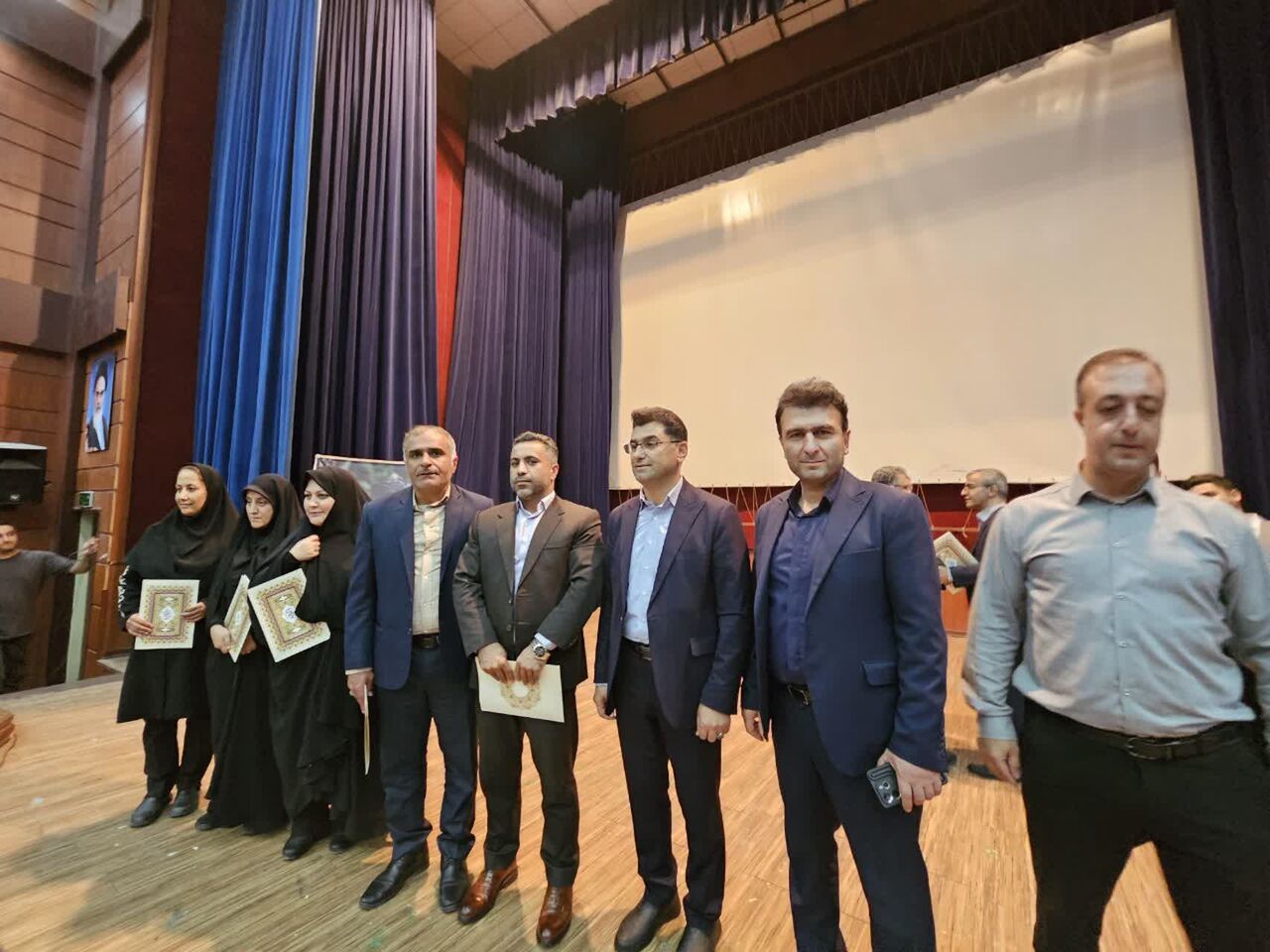 خون شهدا هدایتگر و بیمه کننده جامعه در برابر دشمنان است