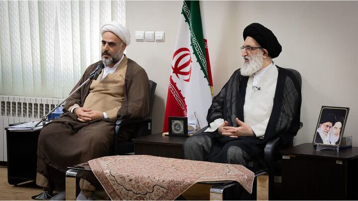 سند ۵ ساله شورای اقامه نماز به همراه سه جلد کتاب رونمایی شد