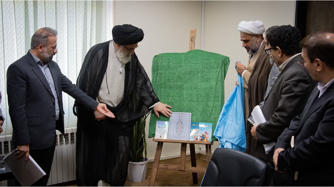 سند ۵ ساله شورای اقامه نماز به همراه سه جلد کتاب رونمایی شد