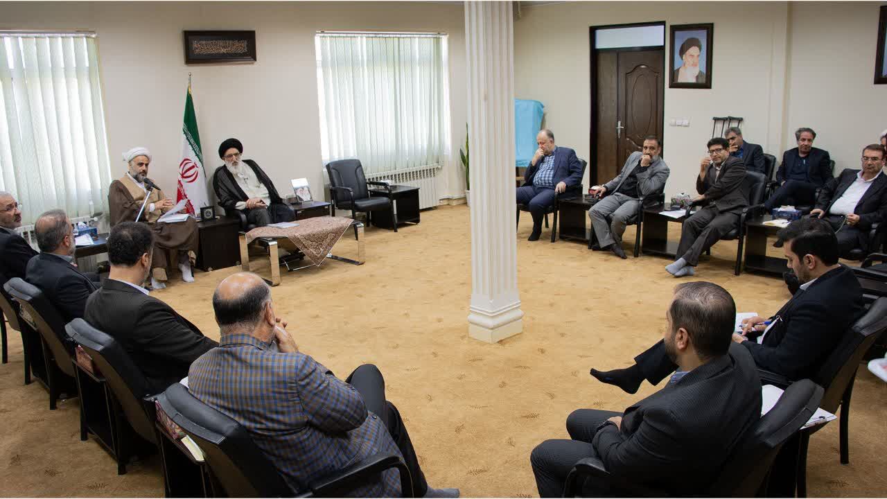 سند ۵ ساله شورای اقامه نماز به همراه سه جلد کتاب رونمایی شد