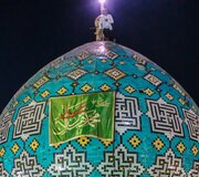 تعویض پرچم گنبد حرم حضرت محمدهلال‌بن‌علی(ع) در سالروز امامت حضرت ولی‌عصر(عج)