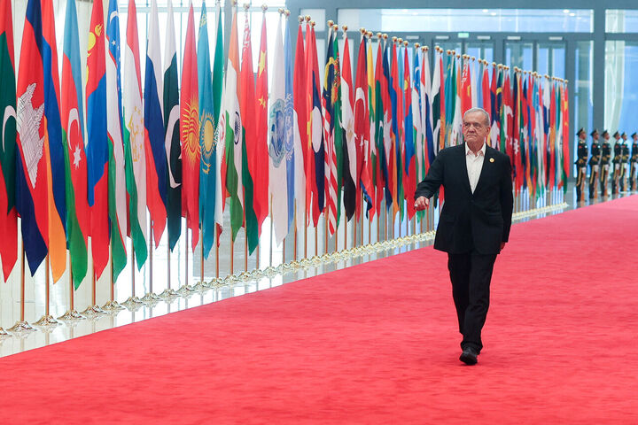 پزشکیان با قطار وارد پکن شد