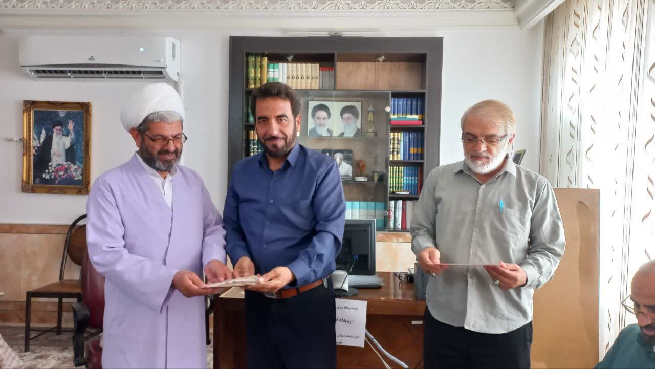 نشست کانون مداحان آران و بیدگل با محوریت ویژه برنامه‌های «امت احمد؛ اسوه مقاومت» برگزار شد