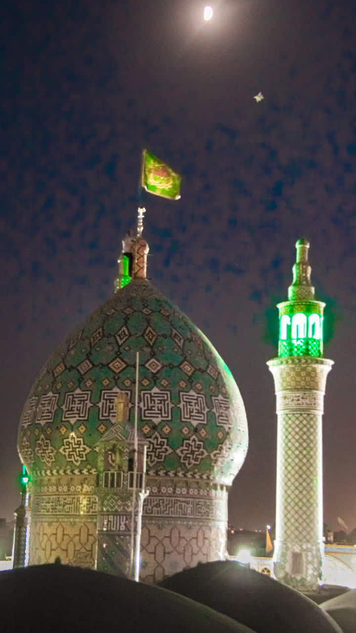 تعویض پرچم گنبد حرم حضرت محمدهلال‌بن‌علی(ع) در سالروز امامت حضرت ولی‌عصر(عج)