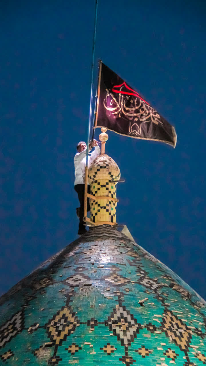 تعویض پرچم گنبد حرم حضرت محمدهلال‌بن‌علی(ع) در سالروز امامت حضرت ولی‌عصر(عج)