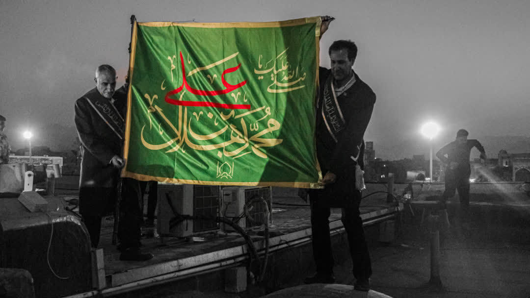 تعویض پرچم گنبد حرم حضرت محمدهلال‌بن‌علی(ع) در سالروز امامت حضرت ولی‌عصر(عج)