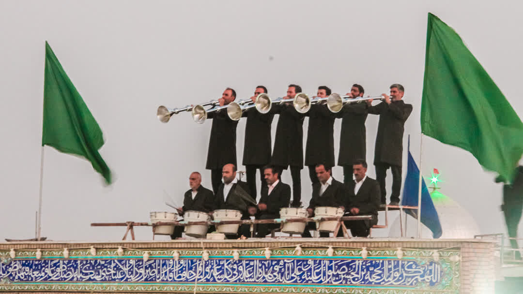 تعویض پرچم گنبد حرم حضرت محمدهلال‌بن‌علی(ع) در سالروز امامت حضرت ولی‌عصر(عج)