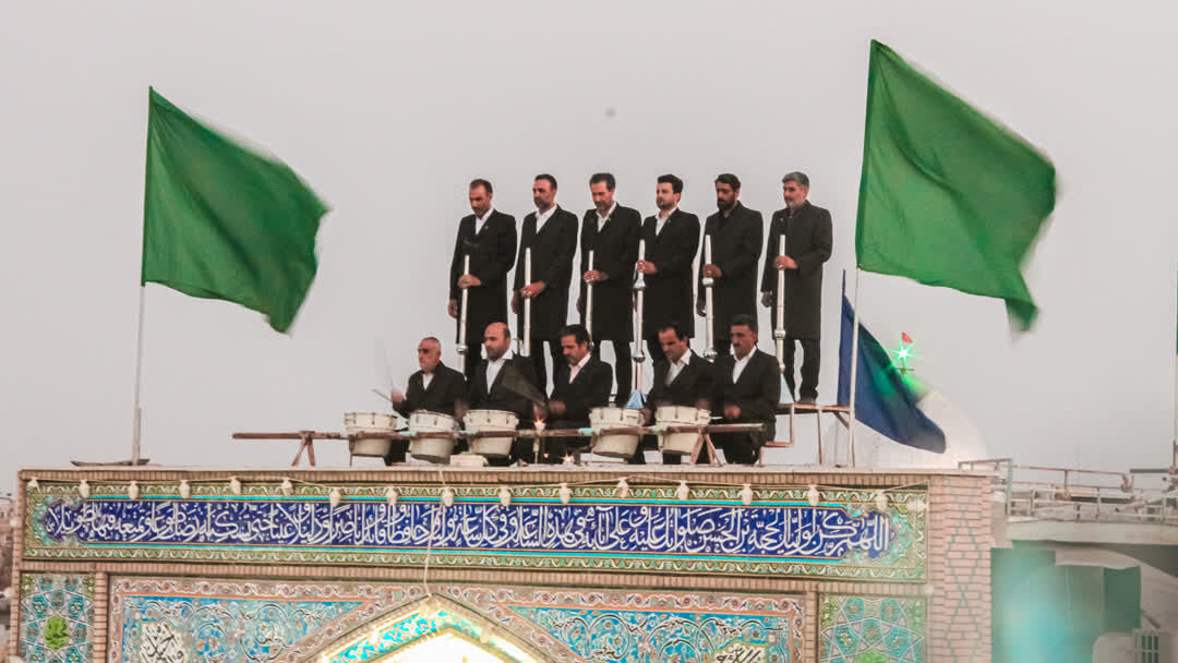 تعویض پرچم گنبد حرم حضرت محمدهلال‌بن‌علی(ع) در سالروز امامت حضرت ولی‌عصر(عج)