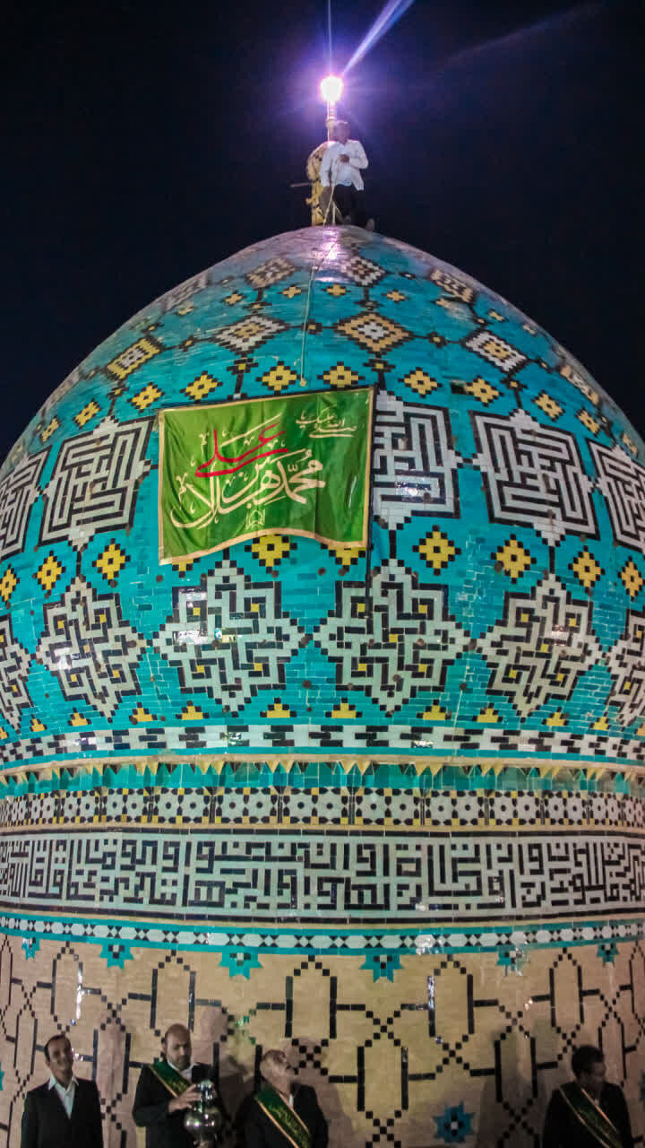 تعویض پرچم گنبد حرم حضرت محمدهلال‌بن‌علی(ع) در سالروز امامت حضرت ولی‌عصر(عج)