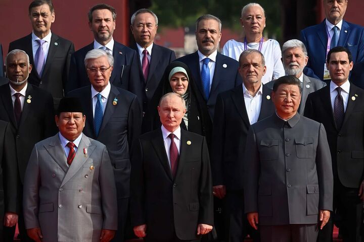 حضور پزشکیان در مراسم رژه نیروهای مسلح چین