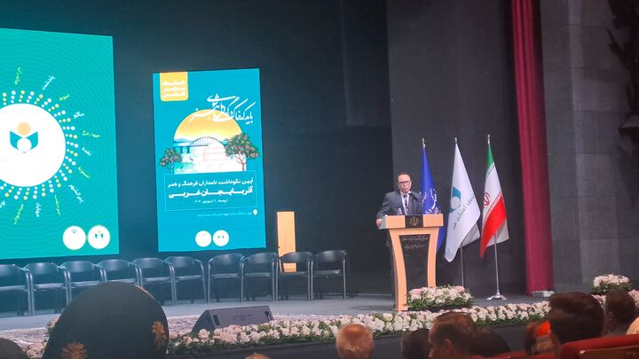 هنر باید چراغ راه جامعه باشد