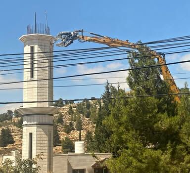 اشغالگران صهیونیستی مناره مسجدی در الخلیل را تخریب کردند