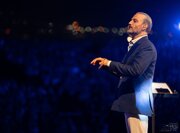 علیرضا قربانی برای ۱۰۰ هزار نفر می‌خواند