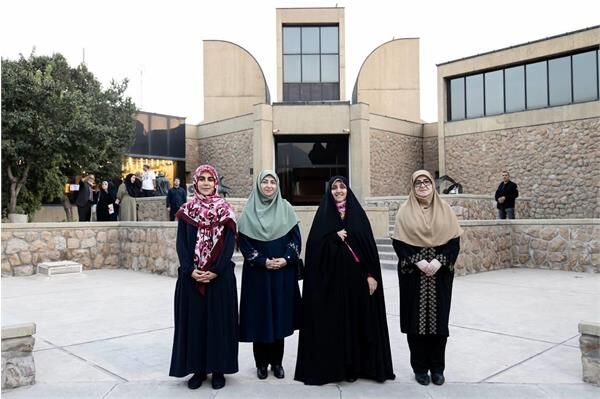 بازدید زنان هیئت دولت از نمایشگاه آثار هنرمندان زن نوگرای ایران
