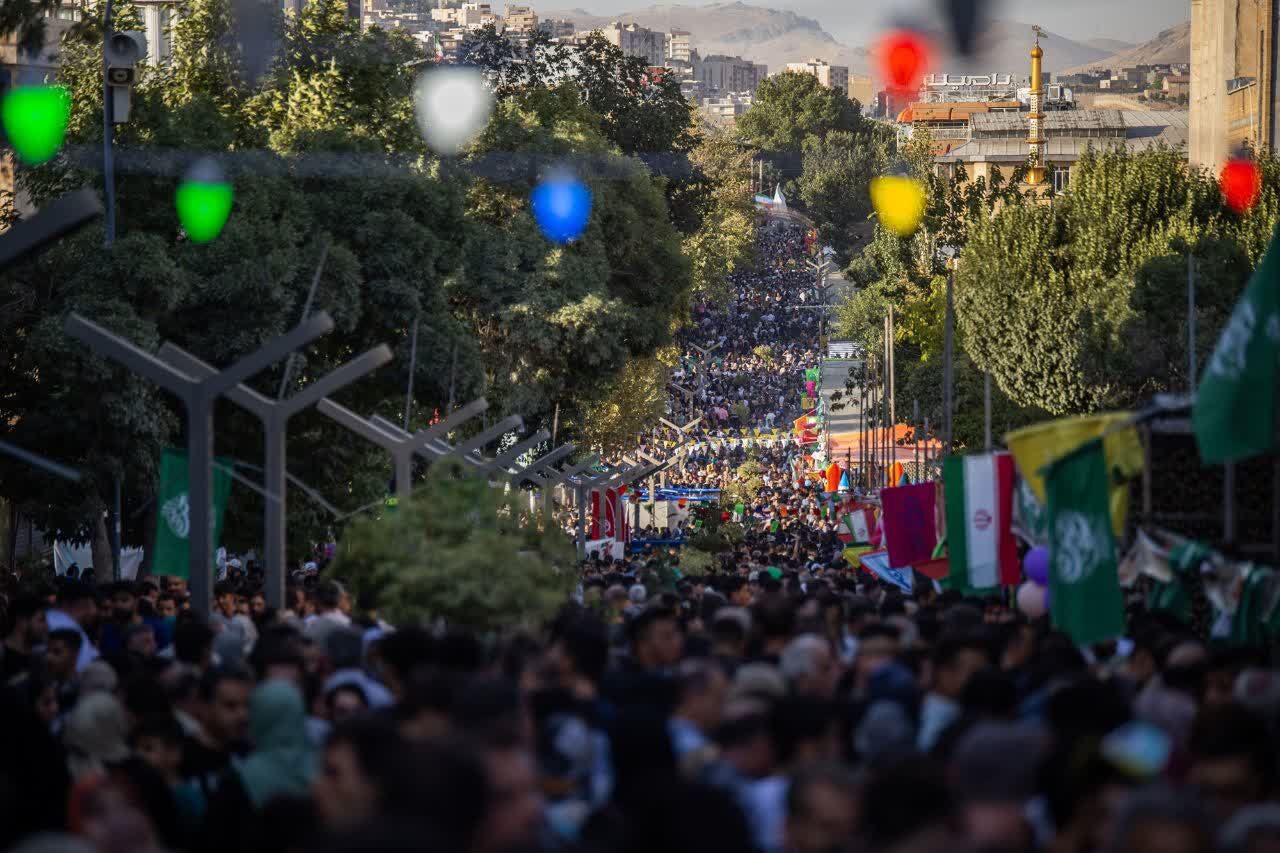 سنندج غرق در شادی امت احمد؛ جشن هزار و پانصدمین سالگرد میلاد پیامبر اکرم(ص)