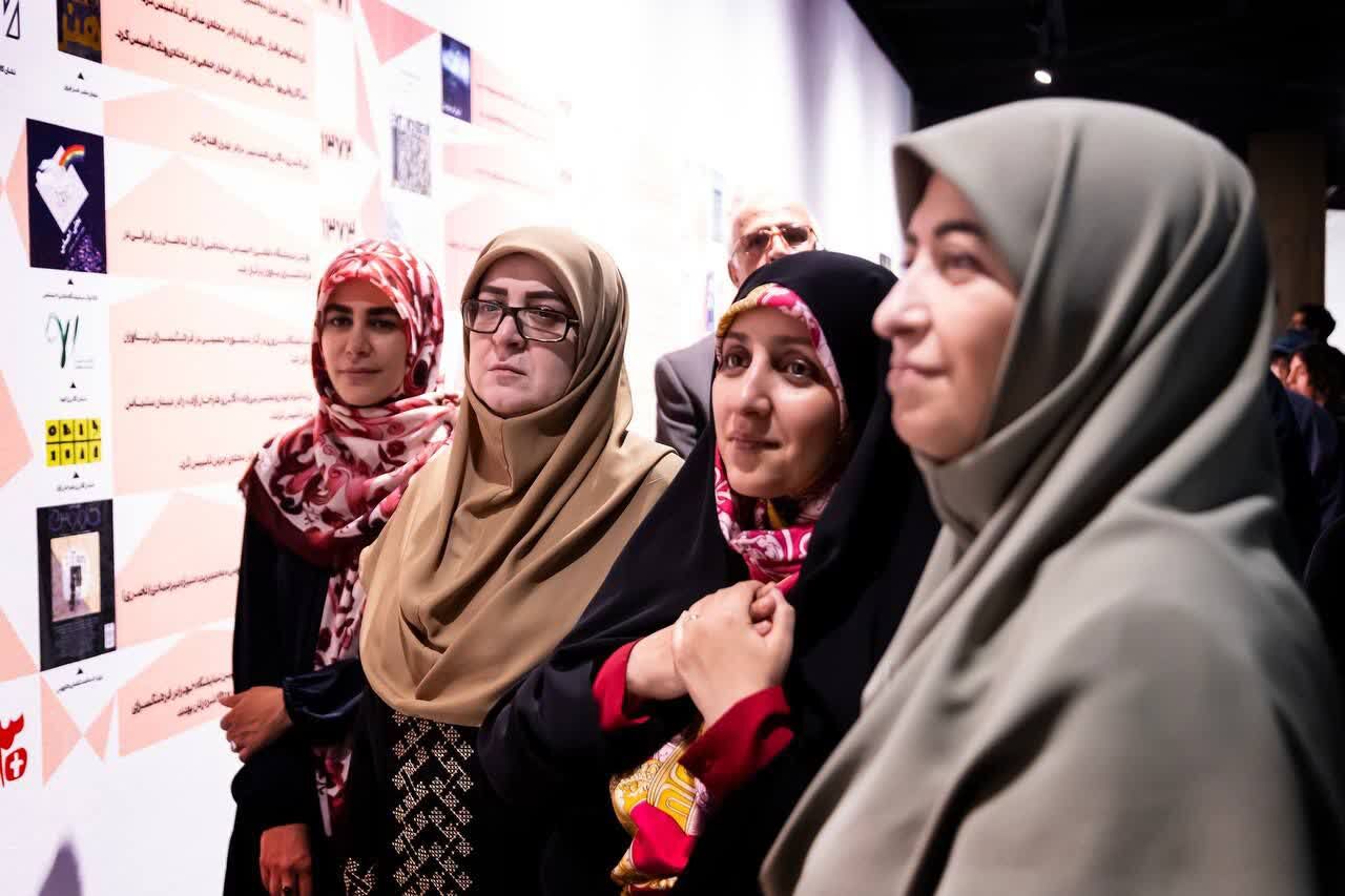 بازدید زنان هیئت دولت از نمایشگاه آثار هنرمندان زن نوگرای ایران