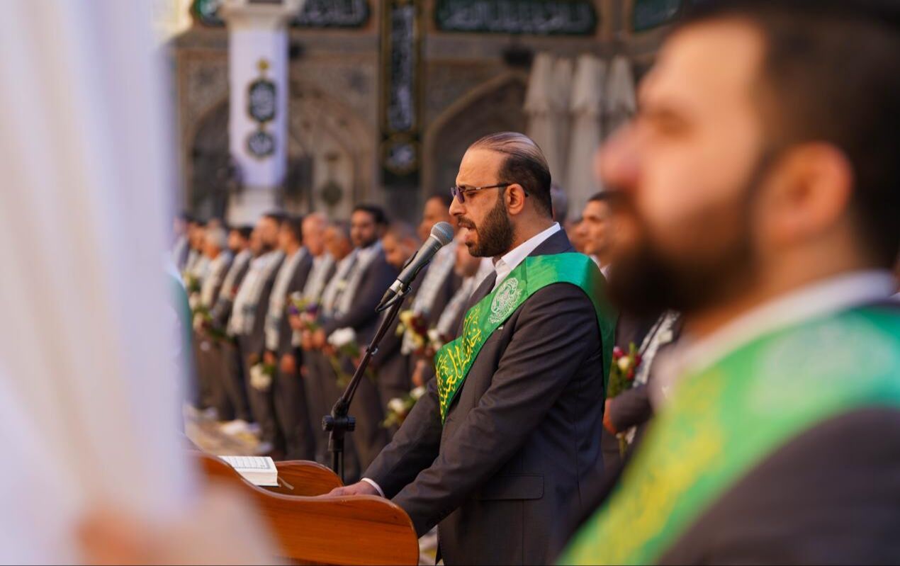 برافراشتن پرچم میلاد پیامبر اکرم(ص) بر فراز گنبد حرم امام علی(ع)+ عکس و فیلم