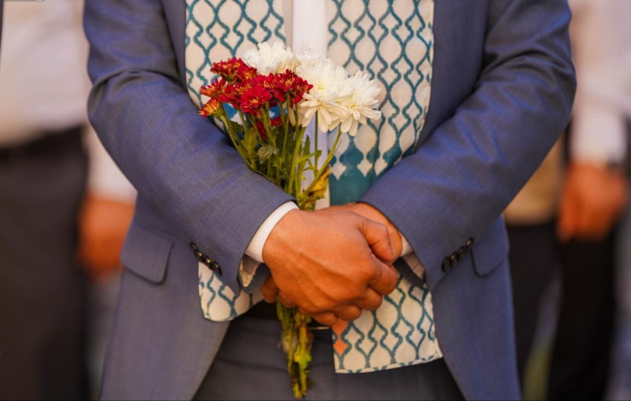 برافراشتن پرچم میلاد پیامبر اکرم(ص) بر فراز گنبد حرم امام علی(ع)+ عکس و فیلم