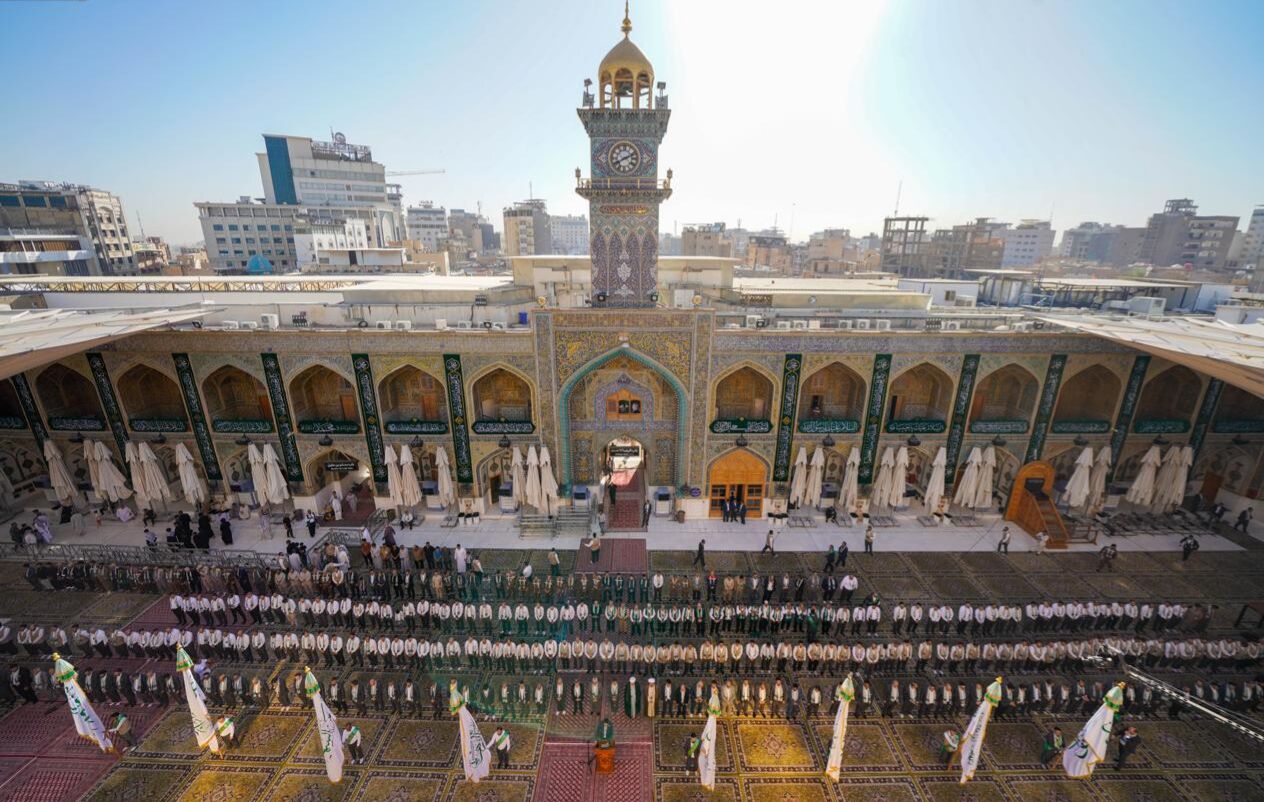 برافراشتن پرچم میلاد پیامبر اکرم(ص) بر فراز گنبد حرم امام علی(ع)+ عکس و فیلم