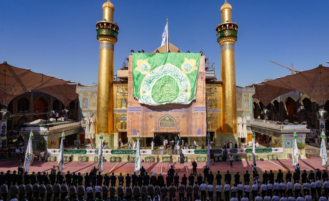 برافراشتن پرچم میلاد پیامبر اکرم(ص) بر فراز گنبد حرم امام علی(ع)+ عکس و فیلم