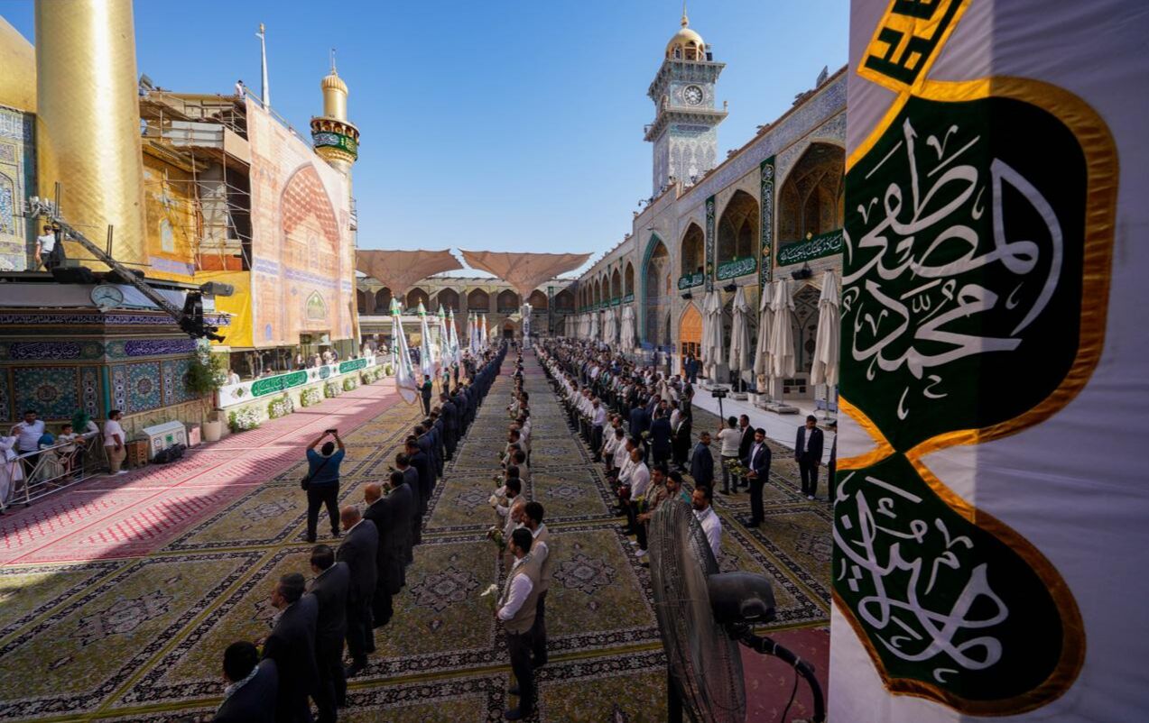 برافراشتن پرچم میلاد پیامبر اکرم(ص) بر فراز گنبد حرم امام علی(ع)+ عکس و فیلم