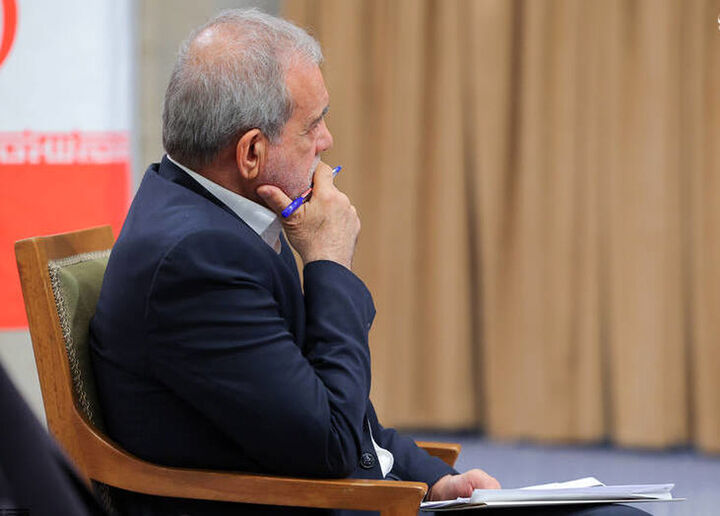 لحظاتی از گفت‌وگوی خصوصی رئیس‌جمهور با رهبر انقلاب