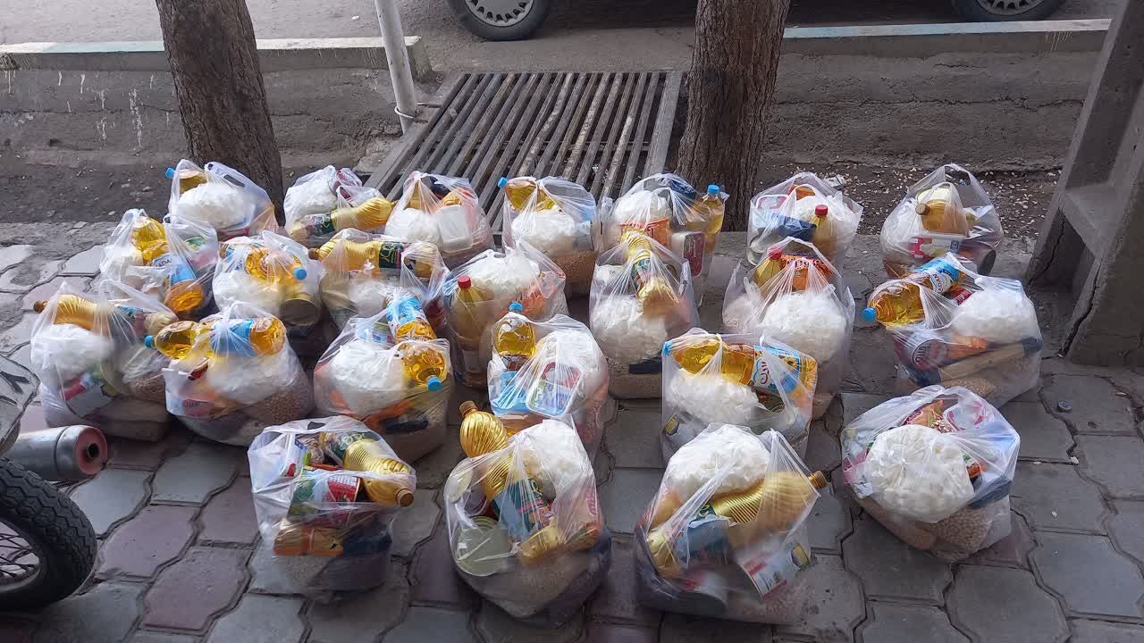 توزیع ۳۴ بسته معیشتی توسط مؤسسه قرآن و عترت بیتالزهرا(س) آران و بیدگل