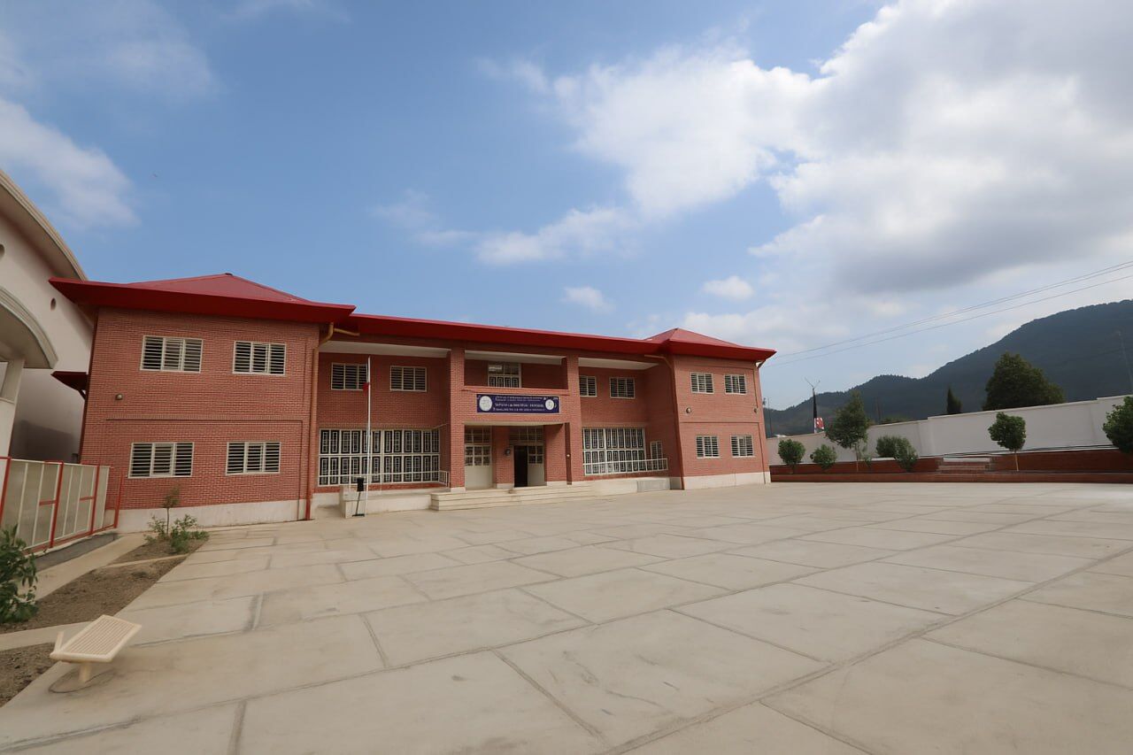 از ایمان تا آموزش؛ آیت‌الله نورمفیدی هجدهمین مدرسه را به دانش‌آموزان هدیه داد