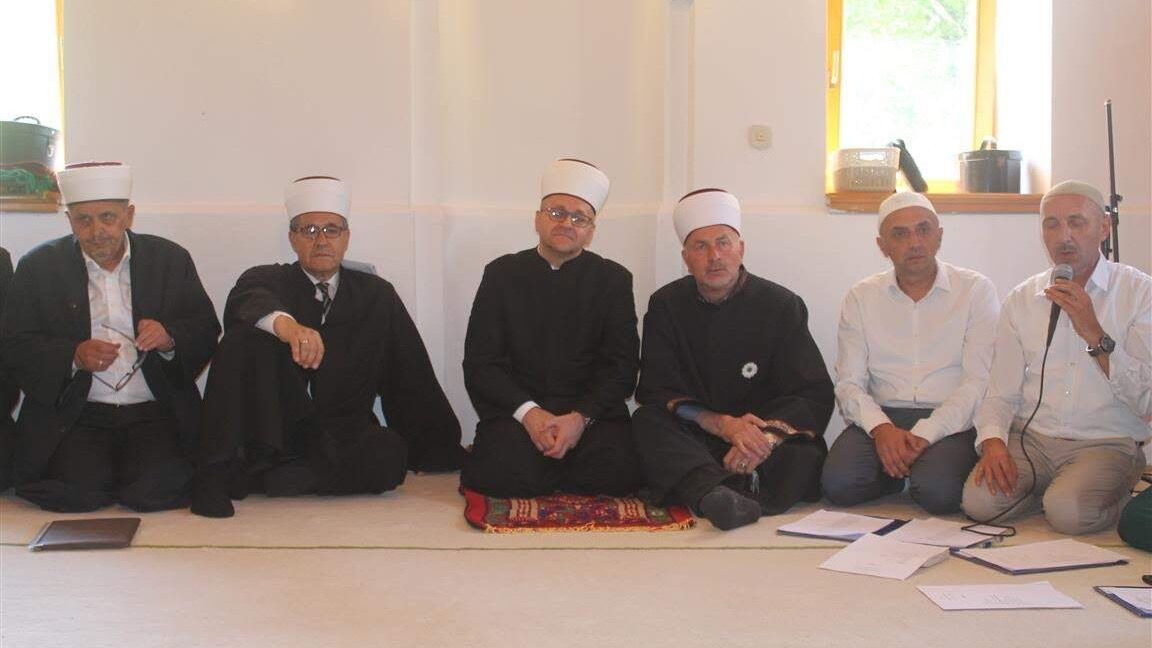 مولودخوانی سنت ۴۰۰ ساله بوسنیایی ها به مناسبت میلاد پیامبر (ص)