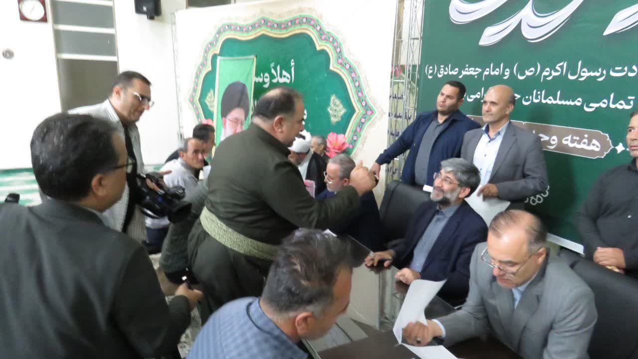 همدلی شیعه و سنی در سایه مساجد؛ مسئولان قضایی در مسجد امام شافعی و کنار مردم