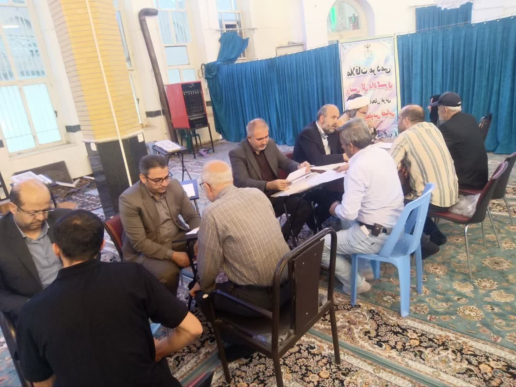 همدلی شیعه و سنی در سایه مساجد؛ مسئولان قضایی در مسجد امام شافعی و کنار مردم